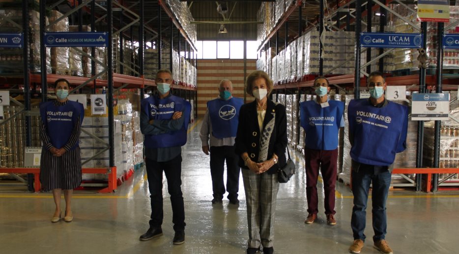 Fotografía de Su Majestad la Reina Doña Sofía junto a unos voluntarios del Banco de Alimentos del Segura, en Murcia